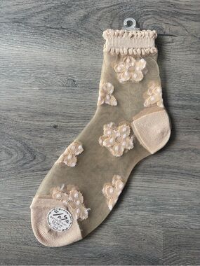 Sheer Floral Quarter Socks